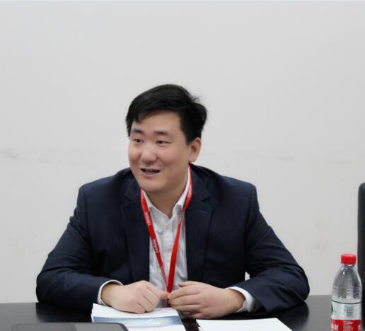 興港投資領導一行到云和數據參觀