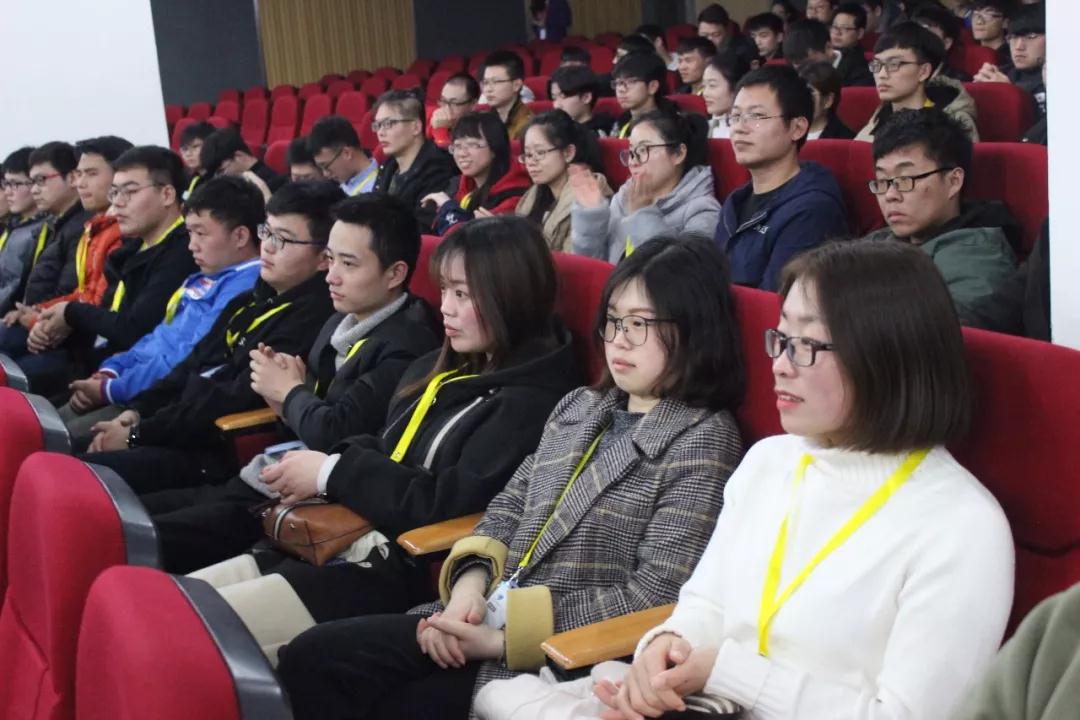 鄭州科技學院泛IT學院VR全體學員組團觀看云和VR產(chǎn)品發(fā)布會