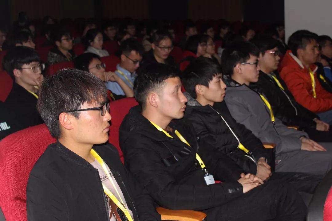 鄭州科技學院泛IT學院VR全體學員組團觀看云和VR產(chǎn)品發(fā)布會
