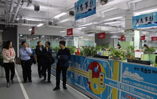 配圖2 實地參觀銳之旗河南百度運營中心、企匯網(wǎng)