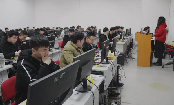 配圖3 班主任姬老師講解課程設置和各項班級管理制度.jpg