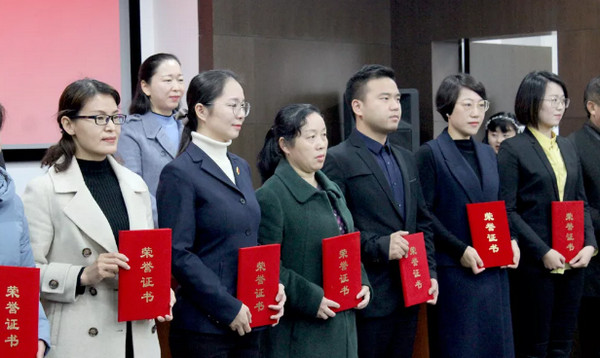配圖4 領導們為云和數據等8家單位頒發榮譽證書.jpg